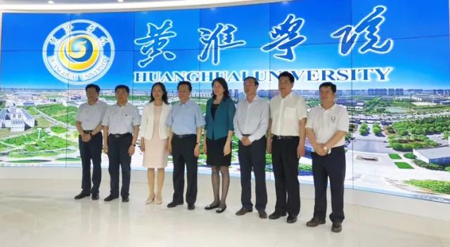 中華職業(yè)教育社理事長陳昌智、河南省副省長霍金花一行參觀展廳